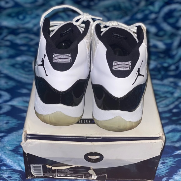 Jordan 11 concord from 2011.   Size 11 - Picture 5 of 9